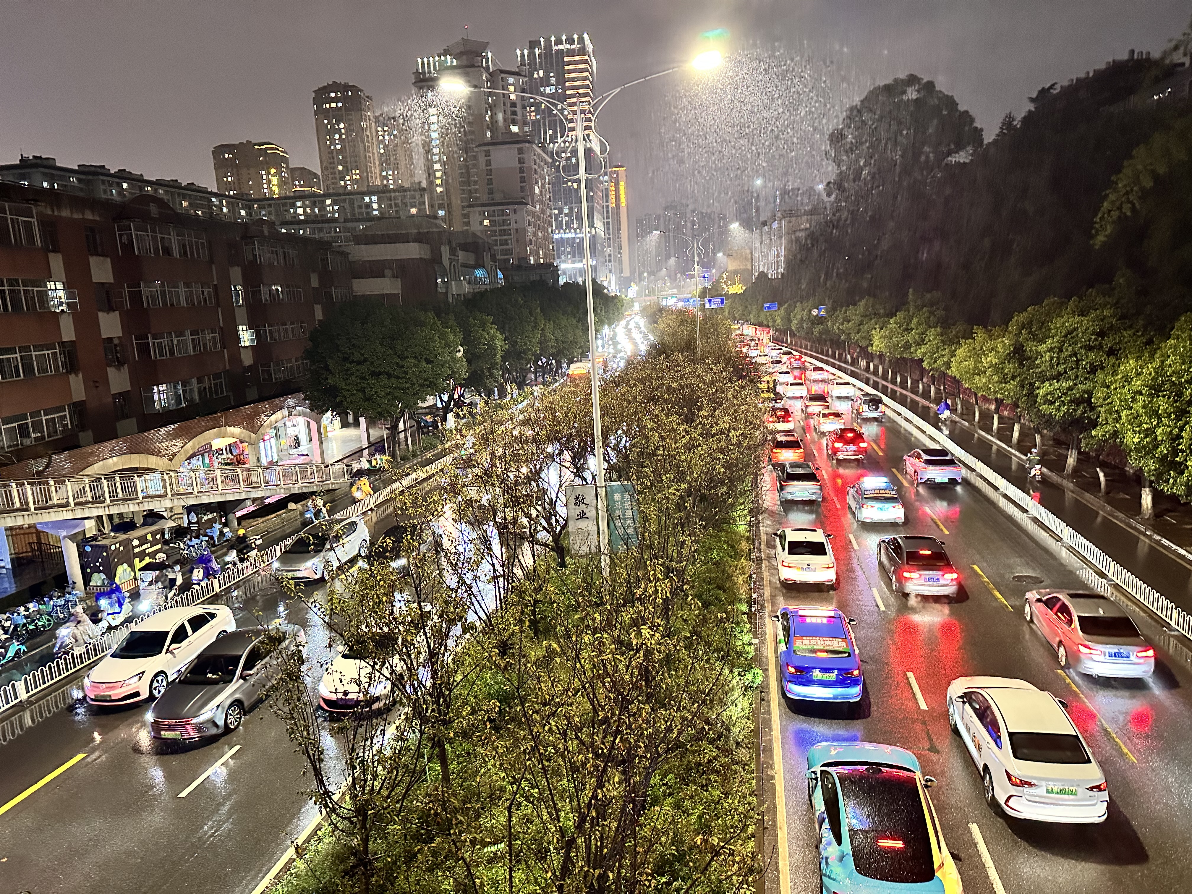 重要的不是沿途的风景,而是看风景的心情和陪你看风景的人！虽然我啥也没有 ，也不影响我看风景。